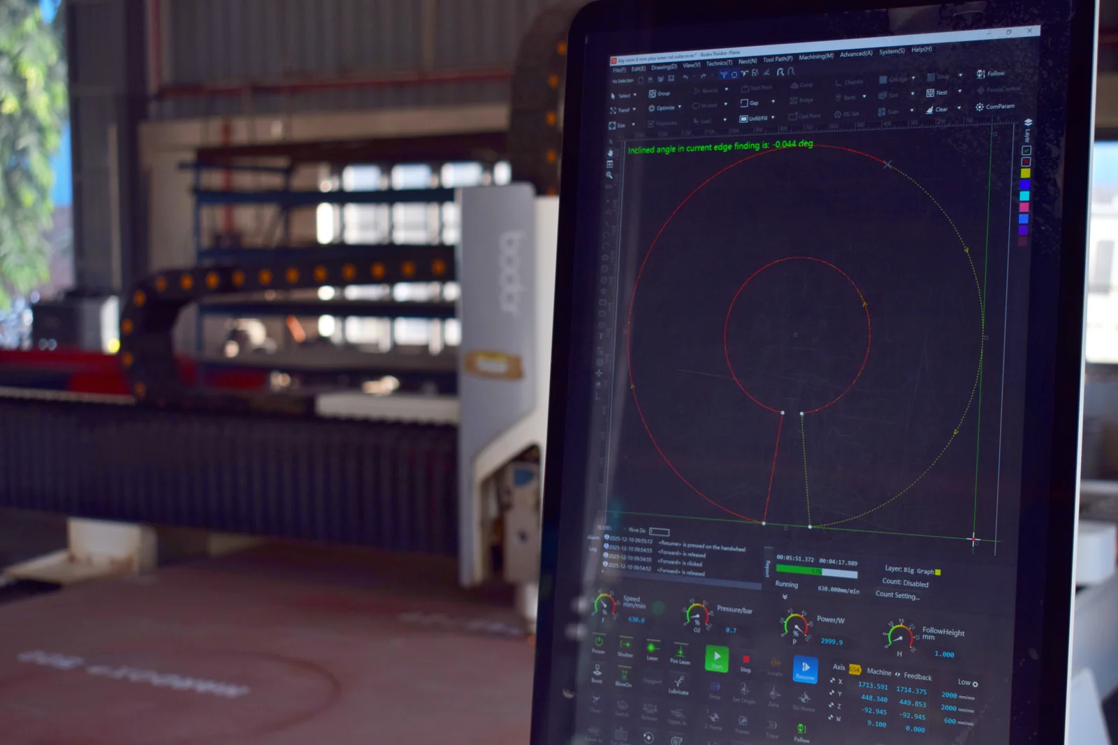 CNC cutting machine and its control screen showing a circular cutting path